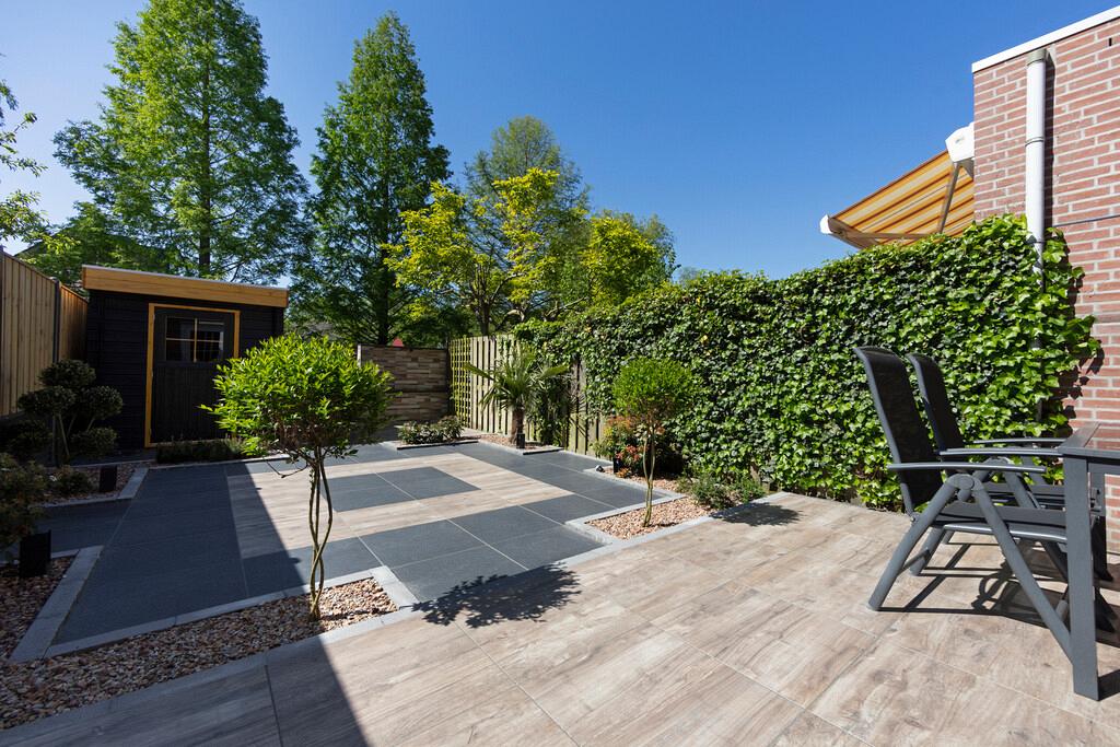 GeoCeramica keramische tegels op betondrager in een moderne achtertuin met terras