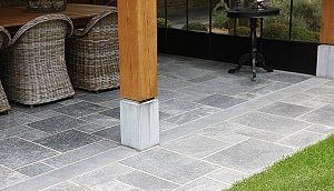 <p>Natuursteen tegels brengen een luxe en authentieke uitstraling naar je tuin. Bij Tuinmaterialen.nl vind je een prachtig assortiment van tegels in verschillende soorten en kleuren, ideaal voor terrassen, paden of opritten. Deze tegels zijn duurzaam, onderhoudsvriendelijk en bestand tegen weersinvloeden. Kies voor natuursteen tegels en geef je buitenruimte een tijdloze, natuurlijke charme die jarenlang meegaat.</p>
