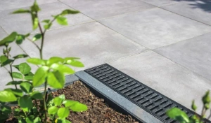 <p>Een goede afwatering is essentieel voor het behouden van een gezonde en droge tuin. Onze afwateringsproducten, zoals goten, putten, en drainage-oplossingen, helpen regenwater effectief af te voeren en voorkomen plassen of schade aan je tuin. Of je nu een tuinpad, terras of gazon hebt, met de juiste afwatering blijven je buitenruimtes optimaal begaanbaar en droog, zelfs na hevige regenbuien. Zorg voor een perfecte waterhuishouding met onze betrouwbare afwateringssystemen voor een onderhoudsvriendelijke en mooie tuin.</p>
