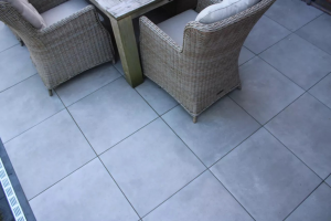 <p>Keramische tegels zijn een uitstekende keuze voor een stijlvolle en onderhoudsvriendelijke bestrating in je tuin. Bij Tuinmaterialen.nl bieden we een breed assortiment keramische tegels die zowel duurzaamheid als elegantie uitstralen. Perfect voor terrassen, paden en opritten, deze tegels zijn bestand tegen weer en temperatuurverschillen, en geven je buitenruimte een moderne en luxe uitstraling. Kies voor keramisch en maak je tuin compleet!</p>
