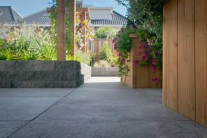 <p>Oud-Hollandse tegels geven je tuin een charmante, klassieke uitstraling. Bij Tuinmaterialen.nl vind je een mooie selectie van deze karakteristieke tegels, perfect voor paden, terrassen of opritten. Door de rustieke afwerking en traditionele uitstraling passen ze uitstekend in zowel landelijke als moderne tuinen. Kies voor Oud-Hollandse tegels en voeg authentieke charme toe aan je buitenruimte, met een tijdloze en duurzame keuze.</p>
