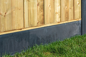 <p>Bij Tuinmaterialen.nl bieden we een breed assortiment van betonpalen, onderplaten, betonafdekpetten en toebehoren, die perfect passen bij elk type schutting. Beton biedt niet alleen stabiliteit en veiligheid, maar heeft ook weinig onderhoud nodig. Kies voor de kracht en het gemak van beton en geef je tuin de privacy en bescherming die je nodig hebt, met producten die bestand zijn tegen de elementen.</p>
