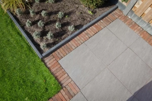 <p>Opsluitbanden zijn de ideale oplossing voor het netjes afbakenen van paden, terrassen of borders in je tuin. Bij Tuinmaterialen.nl vind je een breed assortiment opsluitbanden die stabiliteit bieden en je bestrating op zijn plaats houden. Ze zijn duurzaam, eenvoudig te plaatsen en zorgen voor een strakke, verzorgde afwerking van je tuinprojecten. Kies voor opsluitbanden en geef je buitenruimte een nette en professionele uitstraling.</p>
