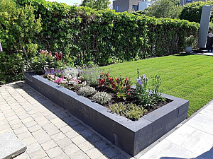 <p>Geef uw tuin een stijlvolle en duurzame uitstraling met onze veelzijdige stapelblokken. Perfect voor het creëren van bloembakken, muurtjes en hoogteverschillen. Met een ruime keuze aan kleuren, formaten en afwerkingen maakt u eenvoudig een unieke en stabiele buitenruimte die past bij uw stijl. Stapelblokken zijn praktisch, weerbestendig en zorgen voor een strakke, professionele afwerking in elke tuin.</p>
