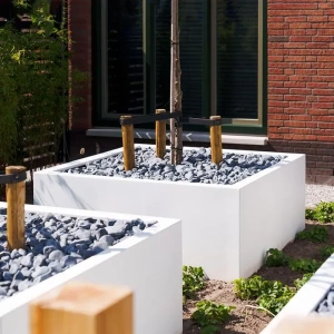 <p>Plantenbakken zijn een mooie en veelzijdige manier om groen toe te voegen aan je buitenruimte. Bij Tuinmaterialen.nl vind je een breed assortiment plantenbakken in verschillende stijlen, maten en materialen, perfect voor het creëren van gezellige hoekjes en stijlvolle accenten. Of je nu kiest voor modern of klassiek, onze plantenbakken bieden duurzame kwaliteit en passen in elke tuinsetting. Geef je tuin extra sfeer en kleur met onze mooie plantenbakken.</p>
