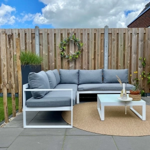<p>Geniet van comfort en stijl met onze tuinsets, perfect voor elke buitenruimte. Of u nu een gezellig zitje of een ruime eethoek zoekt, onze sets bieden de ideale oplossing. Verkrijgbaar in diverse materialen en stijlen, van modern tot klassiek, zodat u altijd de perfecte match voor uw tuin vindt. Duurzaam en weerbestendig, voor jarenlang buitenplezier in alle seizoenen.</p>

