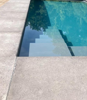 <p>Geef uw zwembad een elegante afwerking met onze zwembadranden. Deze stijlvolle en duurzame randen zorgen voor een veilige en nette overgang tussen uw zwembad en de tuin. Verkrijgbaar in diverse materialen en afwerkingen, van natuursteen tot beton, bieden ze zowel functionaliteit als een luxe uitstraling. Perfect voor het creëren van een strak, professioneel ogend zwembad dat jarenlang meegaat.</p>
