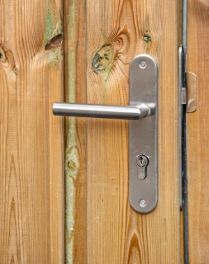 <p>Schutting accessoires maken je tuin compleet en zorgen voor extra functionaliteit en stijl. Bij Tuinmaterialen.nl vind je alles om je schutting te verfraaien en versterken, van bevestigingsmaterialen tot decoratieve elementen. Deze accessoires zijn perfect om jouw schutting naar wens aan te passen en de duurzaamheid te verbeteren. Voeg karakter en gebruiksgemak toe aan je buitenruimte met onze kwalitatieve schutting accessoires.</p>
