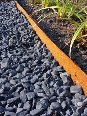 <p>Metalen kantopsluiting biedt een strakke, duurzame oplossing voor het afbakenen van tuinpaden, borders of gazons. Bij Tuinmaterialen.nl vind je een breed assortiment kantopsluitingen die eenvoudig te installeren zijn en je tuin een moderne uitstraling geven. Ze zijn bestand tegen de elementen, vergen weinig onderhoud en zorgen voor een nette en georganiseerde tuin. Kies voor metalen kantopsluiting en geef je tuin een professionele afwerking.</p>

