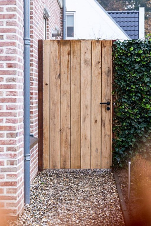 <p>Maak uw tuin compleet en beveiligd met onze stijlvolle en stevige tuindeuren. Of u nu kiest voor een moderne, landelijke of klassieke uitstraling, onze tuindeuren bieden privacy en een fraaie toegang tot uw buitenruimte. Beschikbaar in diverse materialen en afmetingen, zodat u altijd een deur vindt die perfect bij uw tuin past. Onze duurzame tuindeuren zijn weerbestendig en ontworpen voor jarenlang gebruiksgemak en veiligheid.</p>
