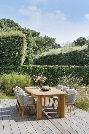 <p>Ontdek onze veelzijdige tuintafels, perfect voor elke buitenruimte. Of u nu dineert, een borrel heeft of gewoon ontspant, onze tafels bieden de ideale plek. Verkrijgbaar in verschillende stijlen, maten en materialen, van moderne design tot klassieke looks. Duurzaam en weerbestendig, zodat u het hele jaar door kunt genieten van de functionaliteit en schoonheid van uw tuintafel. Voeg sfeer en gezelligheid toe aan uw tuin!</p>
