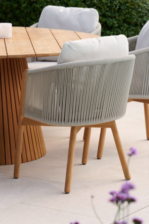 <p>Maak uw tuin compleet met onze comfortabele en stijlvolle tuinstoelen. Perfect voor ontspannen buitenmomenten, of het nu gaat om een gezellige borrel of een rustig moment in de zon. Verkrijgbaar in verschillende materialen en ontwerpen, zodat u altijd de stoel vindt die past bij uw tuinstijl. Duurzaam, weerbestendig en ontworpen voor optimaal comfort, voor jarenlang genietplezier in de buitenlucht.</p>
