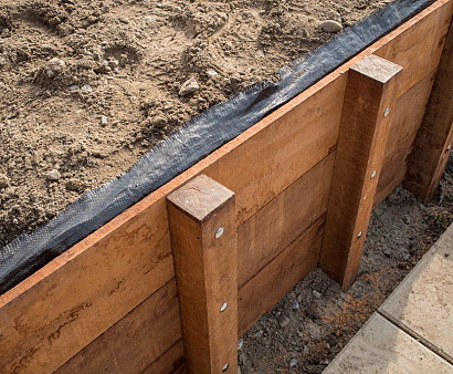 <p>Onze hoogwaardige beschoeiingen bieden een duurzame en stijlvolle oplossing voor het verstevigen en beschermen van oevers in uw tuin of vijver. Gemaakt van robuuste materialen, combineren ze functionaliteit met een nette afwerking voor een strak en verzorgd resultaat.</p>
