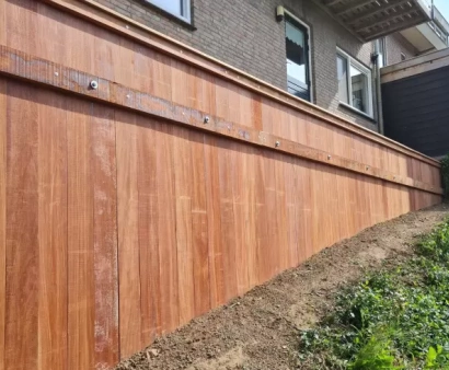 <p>Onze stevige damwanden zijn ideaal voor het creëren van sterke en duurzame keerwanden of waterkeringen in uw tuin of landschap. Ze zorgen voor stabiliteit en een strakke afwerking, geschikt voor elke buitenruimte.</p>
