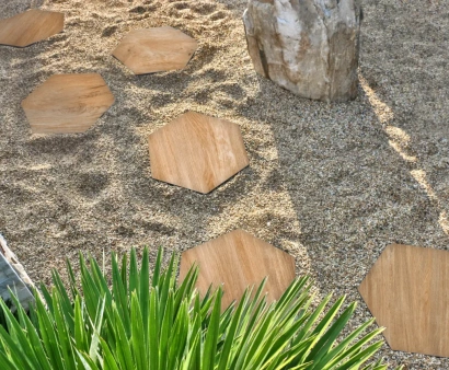 <p>Betonnen staptegels bieden een duurzame en stevige oplossing voor het creëren van tuin- en wandelpaden. Deze robuuste tegels zijn bestand tegen diverse weersomstandigheden en eenvoudig te leggen. Verkrijgbaar in verschillende afmetingen en afwerkingen, passen ze goed in diverse tuinontwerpen. Betonnen staptegels zijn ideaal voor zowel professionele aanleg als doe-het-zelfprojecten, en zorgen voor een langdurige en onderhoudsarme buitenruimte.</p>
