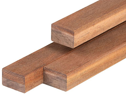 <p>Hardhouten regels zijn de perfecte keuze voor een stevige en duurzame constructie. Ze worden veel gebruikt als basis voor schuttingen, vlonders, gevelbekleding en andere tuinconstructies. Dankzij de hoge dichtheid en natuurlijke weerstand tegen vocht, schimmels en insecten gaan hardhouten regels jarenlang mee zonder veel onderhoud.</p>

<p>Met hun robuuste en tijdloze uitstraling bieden deze regels niet alleen stevigheid, maar ook een natuurlijke charme aan jouw buitenproject. Ze zorgen voor een stabiele en betrouwbare onderconstructie, zelfs in vochtige omstandigheden.</p>
