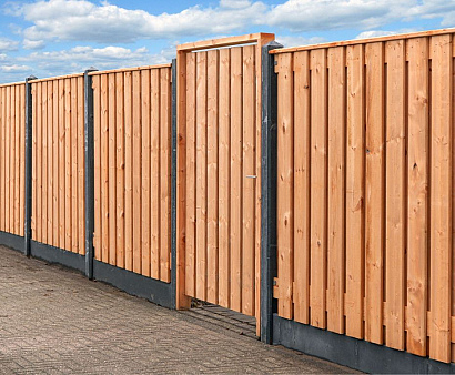 <p>Tuindeuren bieden een praktische en esthetische manier om toegang te krijgen tot uw tuin, terras of oprit. Verkrijgbaar in verschillende materialen zoals hout, metaal of composiet, combineren ze functionaliteit met stijl. Tuindeuren zijn ontworpen voor duurzaamheid en veiligheid, en passen perfect bij verschillende tuinomgevingen. Of voor extra privacy of als toegangspoort, ze bieden een stevige en mooie oplossing voor elke tuin.</p>
