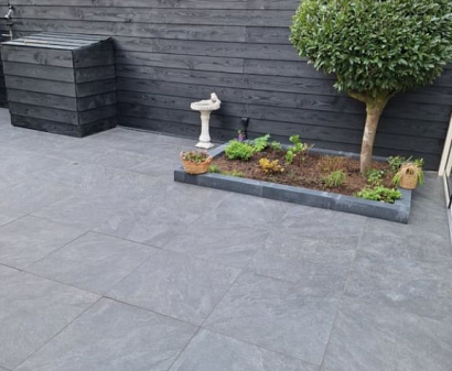 <p>Kera Twice tegels combineren de luxe uitstraling van keramiek met de stabiliteit van een betonnen onderlaag. Deze innovatieve tegels zijn ideaal voor terrassen, tuinpaden en opritten, dankzij hun krasbestendige, kleurvaste en onderhoudsarme eigenschappen.</p>

<p>De keramische toplaag zorgt voor een verfijnde look en voelt prettig aan, terwijl de betonnen onderlaag stabiliteit en eenvoudige plaatsing biedt. Zo geniet je van de voordelen van keramiek zonder de complexe verwerking!</p>
