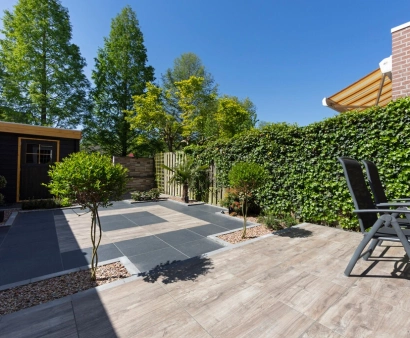 <p>GeoCeramica® tegels van MBI combineren de luxe uitstraling van keramiek met de robuustheid van beton. Deze innovatieve tegels zijn ideaal voor terrassen, tuinpaden en opritten, en bieden de perfecte mix van stijl, duurzaamheid en gebruiksgemak.</p>

<p>Dankzij de slijtvaste keramische toplaag zijn GeoCeramica® tegels kleurvast, krasbestendig en eenvoudig te reinigen. De geïntegreerde betonnen onderlaag zorgt voor extra stabiliteit en een eenvoudige plaatsing op standaard zandbedden.</p>
