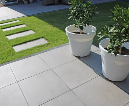 <p>Cerasolid tegels combineren de luxe uitstraling van keramiek met de robuuste eigenschappen van beton. Deze hoogwaardige buitentegels zijn krasbestendig, kleurvast en bestand tegen alle weersomstandigheden. Ideaal voor terrassen, tuinpaden en moderne buitenruimtes!</p>

<p>Dankzij hun onderhoudsarme karakter en antislip oppervlak zijn Cerasolid tegels niet alleen stijlvol, maar ook praktisch in gebruik. Bij Tuinmaterialen.nl vind je ze in diverse kleuren en formaten, perfect passend bij elke tuinstijl.</p>
