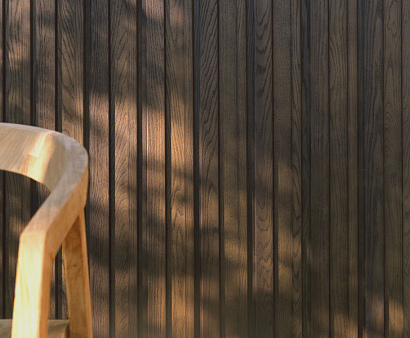 <p>Millboard gevelbekleding biedt een duurzame en onderhoudsvriendelijke oplossing voor het verfraaien van gevels. Gemaakt van hoogwaardige, revolutionaire materialen die de uitstraling van hout nabootsen, zonder de nadelen van echt hout. De bekleding is weerbestendig, rotbestendig en eenvoudig te installeren. Verkrijgbaar in diverse kleuren en afwerkingen, zorgt Millboard voor een moderne, esthetische en onderhoudsarme afwerking die de levensduur van uw gevel verlengt.</p>
